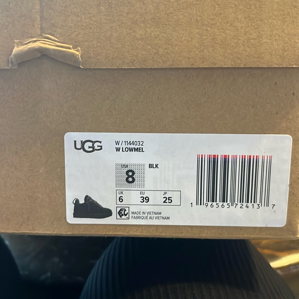 UGG Lowmel Black *Brand new* Women’s 8